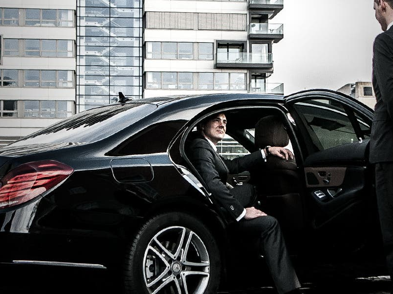 Costs Involved In Establishing Your Luxury Car Chauffeur Business In Dubai